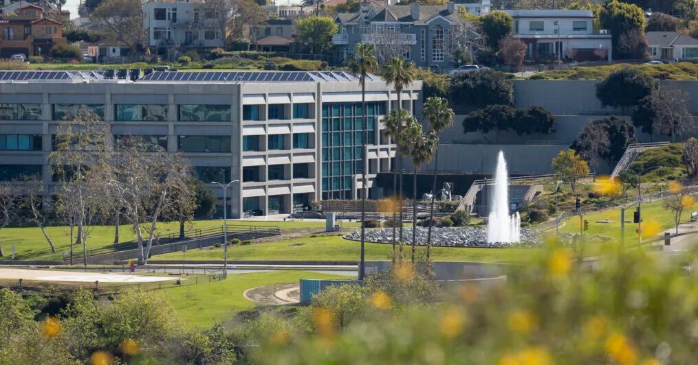 LMU building and fountain